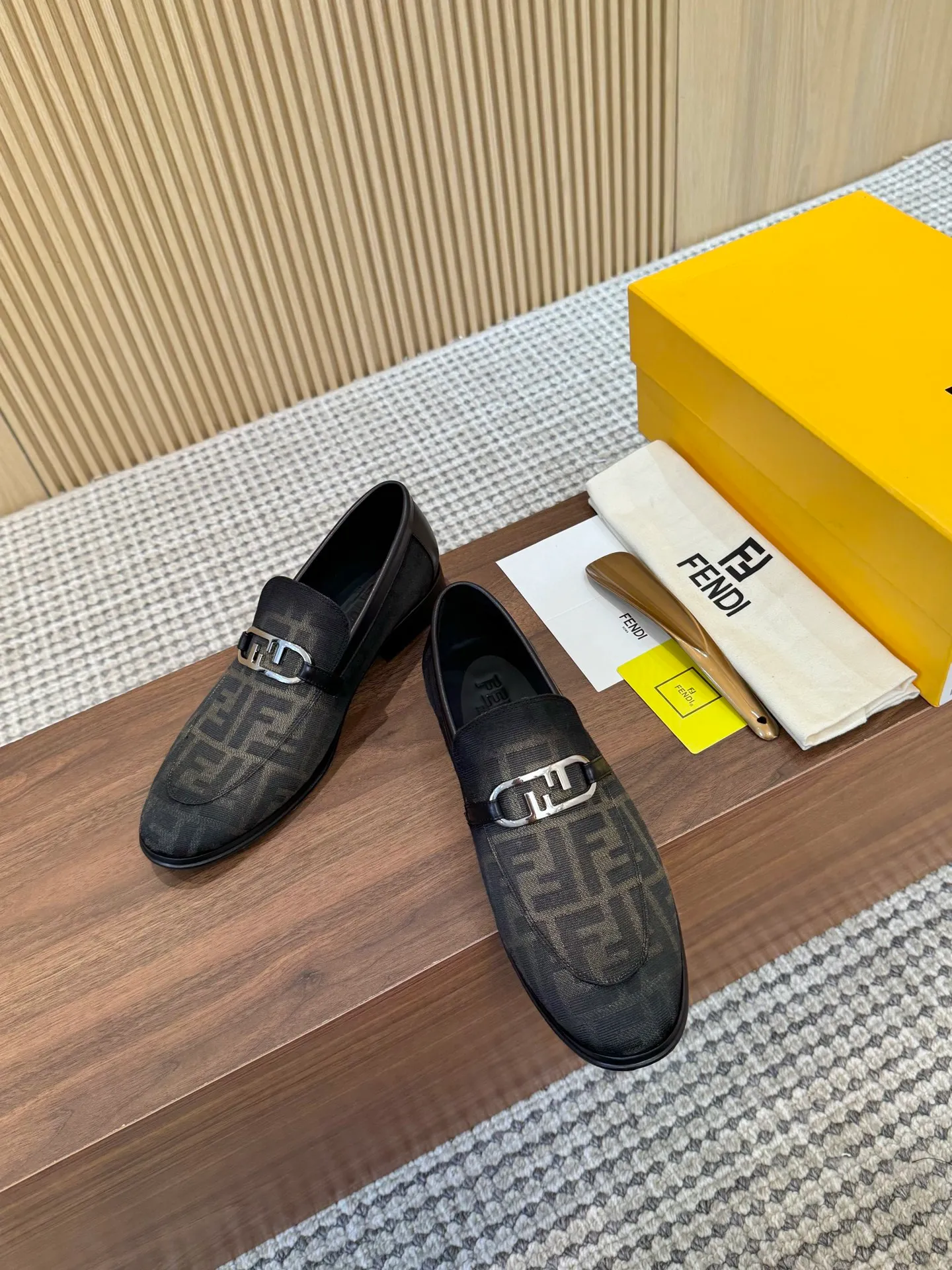 [FENDI] Top P: 980💰 ▪️Size: Men's 39-44. (Customized at 38.45.46) Fendi men's business casual leather shoes Imported brand cloth/calfskin/open edge beads/brand logo printing -Inside: Comfortable cowhide lining -Outsole: Genuine leather outsole with rubber backing embedded in the heel, perfect injection molding -Ultra-high quality control·Fine workmanship: highlighted (high-end·luxury·grade)